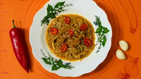 Спагетти из кабачка с кунжутом и кетчупом.