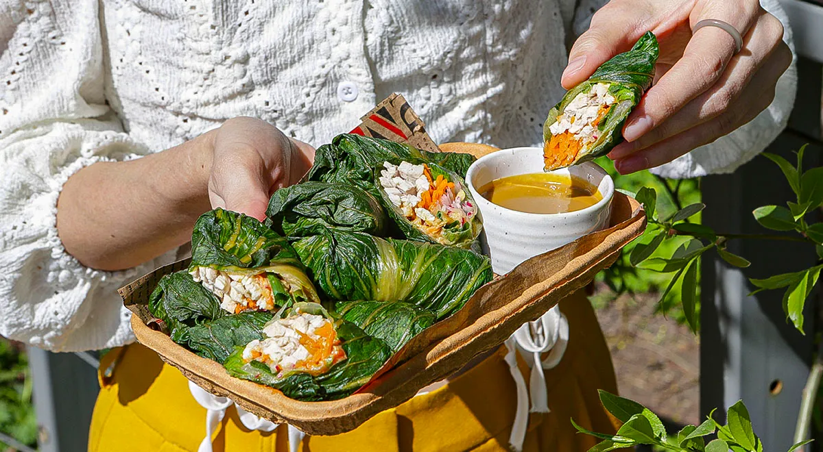 Рецепт рулетиков из листьев салата с вареной индейкой, овощами и арахисом