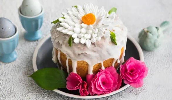Украшение куличей на Пасху: идеи декора от абрикосовой глазури до цветов из маршмэллоу