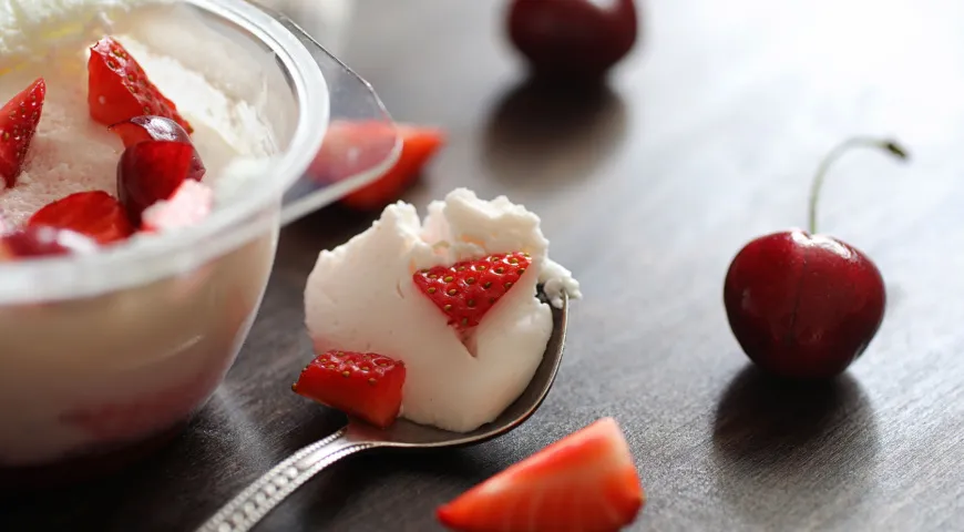 Так выглядит десерт из йогурта до того, как вы окунете его в шоколад