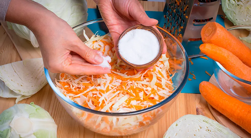 Для трехлитровой банки квашеной капусты потребуется 50-75 граммов соли