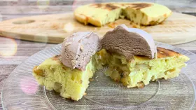 Шарлотка с яблоками на сковороде