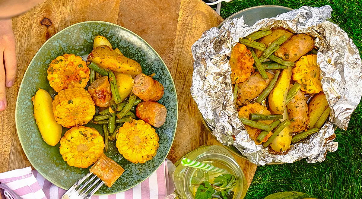 Колбаски с кукурузой и картофелем в фольге