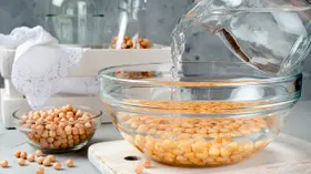 Зачем и как замачивать крупы, бобовые и семена