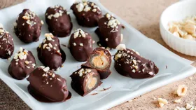Финики в шоколаде с орехами