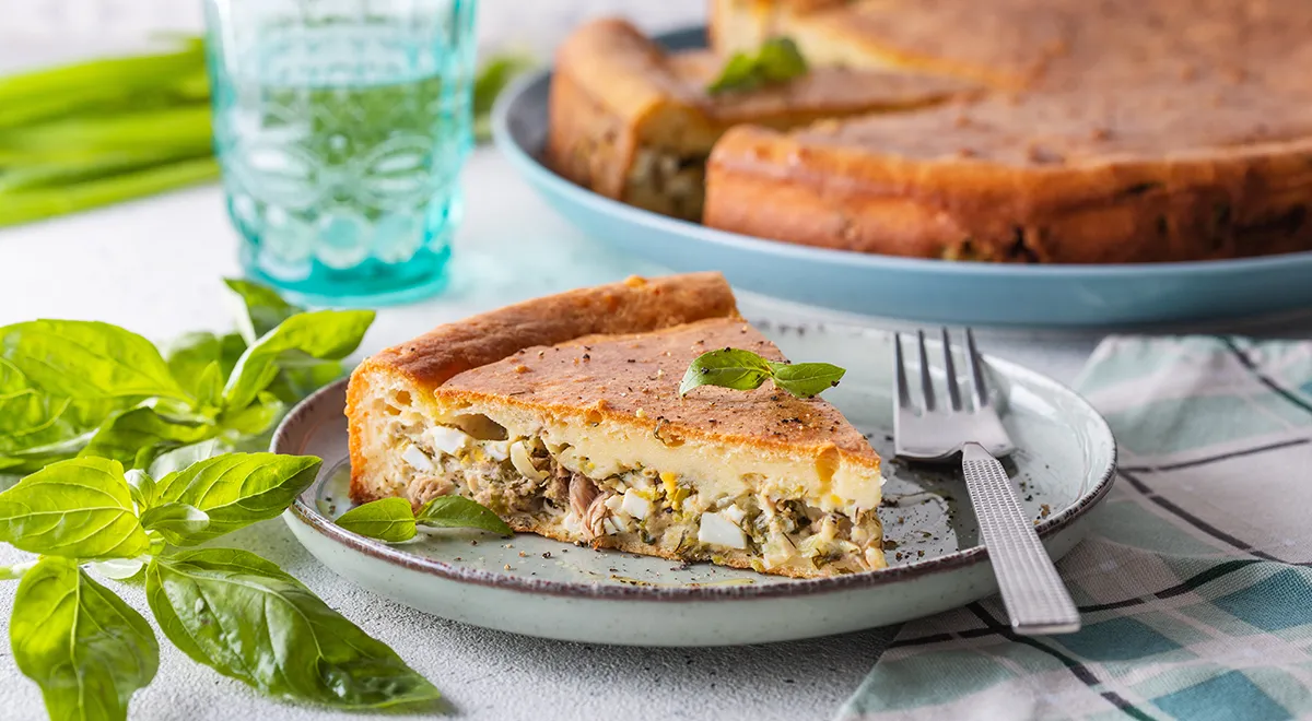 Заливной пирог с тунцом, яйцом и луком