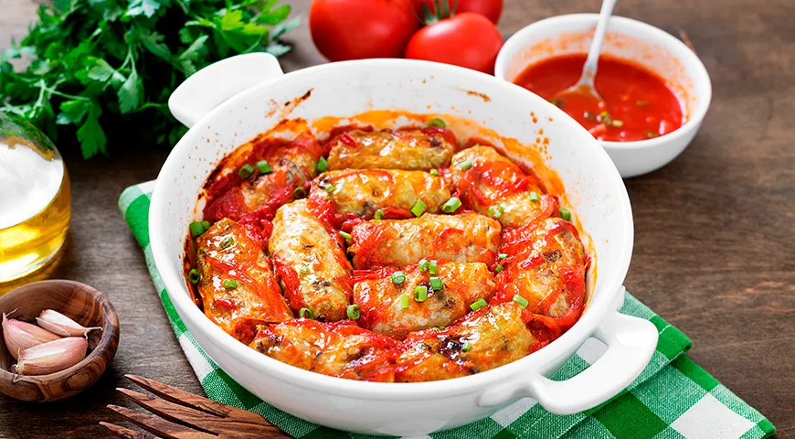 Чтобы приготовить голубцы в духовке, разложите их в форме, залейте соусом, накройте фольгой и запекайте 40 минут