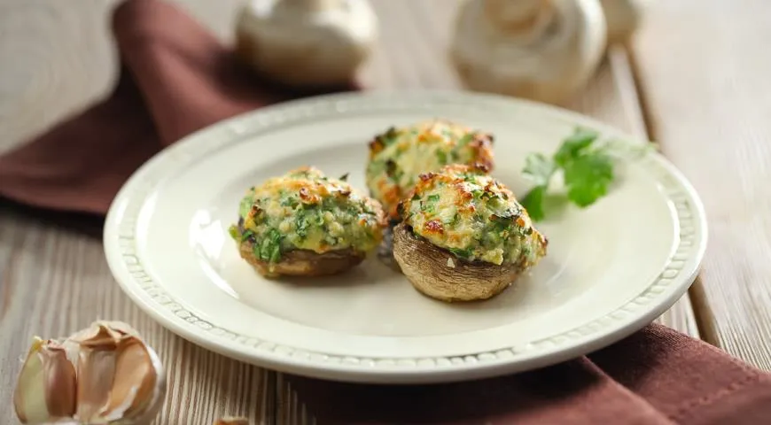 Шампиньоны с зеленью и яйцами