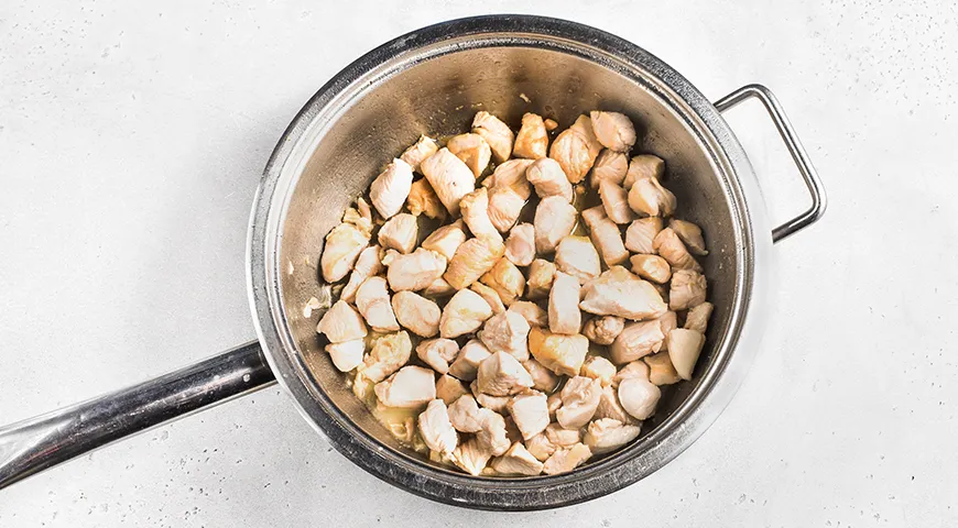 Куриное филе, тушенное в томатном соусе