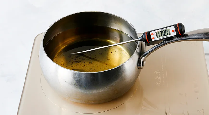 Если масла после обжарки очередного кусочка станет мало, долейте еще. Только после этого заново разогрейте масло до нужной температуры.