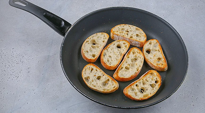 Брускетта с вареной колбасой и фисташковым песто