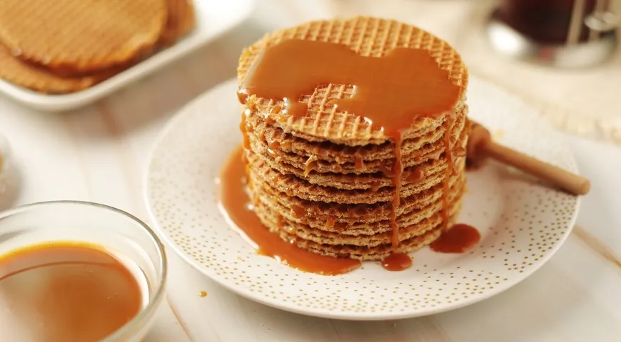 В Нидерландах популярны тонкие stroopwafels — вафельные диски с прослойкой карамели