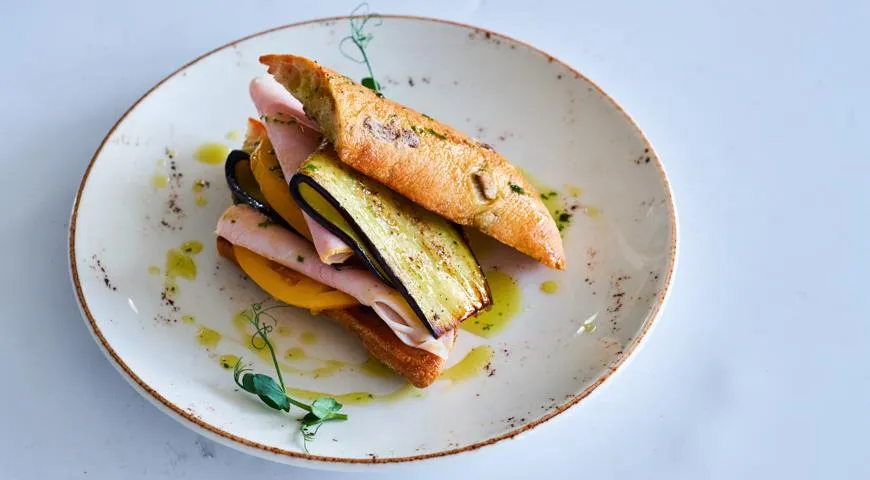 Сэндвич, бутерброд, ветчина, помидоры, баклажаны