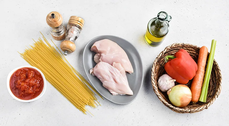 Спагетти по-домашнему с курицей и овощами в соусе