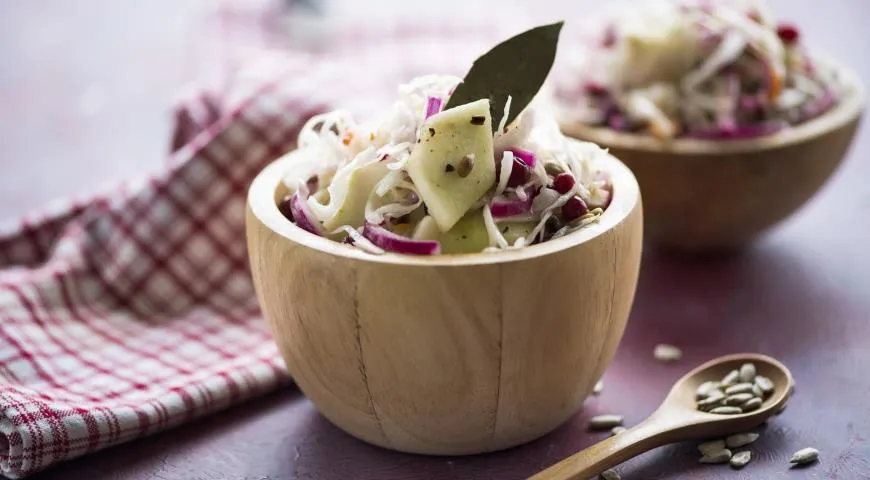 Салат из квашеной капусты с маринованными луком и брусникой