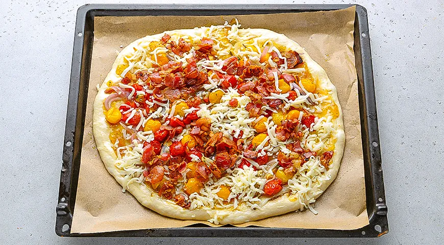 Лепешка с томлеными томатами, кукурузой и беконом