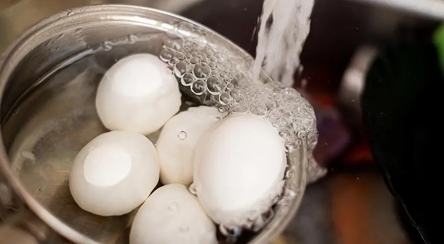 После варки яйца остудите в холодной или проточной воде – в охлажденном виде они лучше чистятся