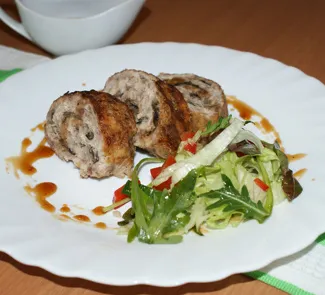 Куриный рулет с белыми грибами