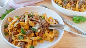Что приготовить из тушенки: 9 рецептов с макаронами от классики до итальянской пасты