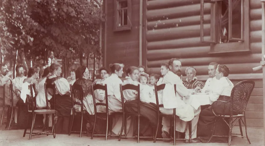 Чай в России. Семья Гунстов (Анатолий Оттович справа, обернувшись смотрит в камеру) во дворе подмосковной дачи. 1890-1900-е гг.