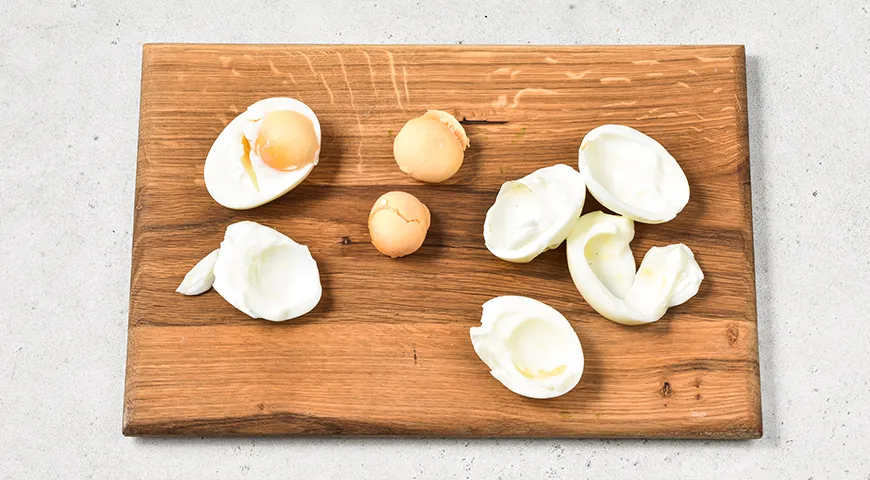 Яичная заправка для салатов со свежей зеленью и овощами