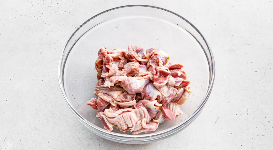 Куриные желудки в соевом соусе на сковороде