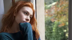 Психолог объяснила, как по 5 признакам вычислить у себя осеннюю депрессию