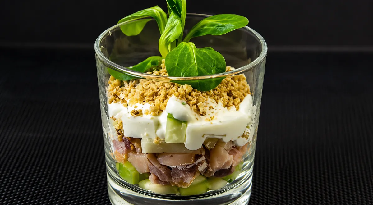 Салат из курицы, груши и сельдерея
