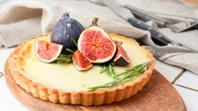 Осенний десерт: рассыпчатый пирог с инжиром и заварным кремом