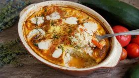 Кабачковая запеканка с моцареллой и томатным кетчупом