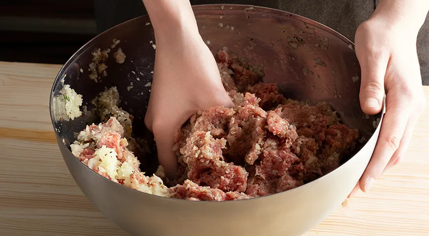 Хорошо вымешанный фарш и без яиц держится сам. Яйца котлету склеивают, но лишают воздушности