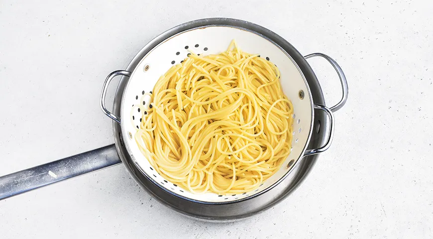 Спагетти по-домашнему с курицей и овощами в соусе