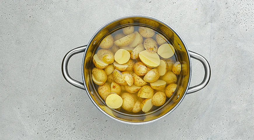 Хрустящий картофель с икрой и сметаной