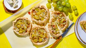 Рецепты с сырами, ягодами и тестом