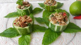 Салат в огуречных чашечках в тайском стиле