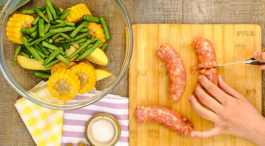 Колбаски с кукурузой и картофелем в фольге