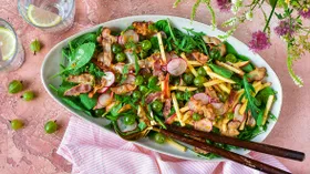 Салат с зеленым крыжовником и беконом