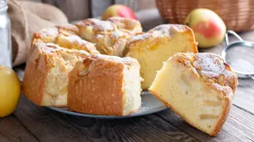 Простой рецепт пышной шарлотки с яблоками