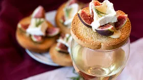 Тосты с инжиром, бри и розмариновым медом