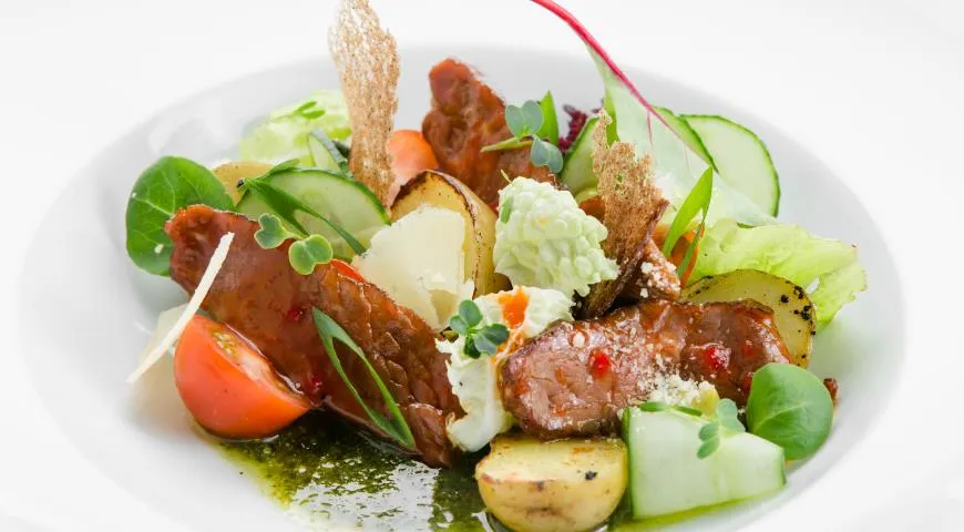 Салат с говядиной в сладком чили соусе с травяной заправкой