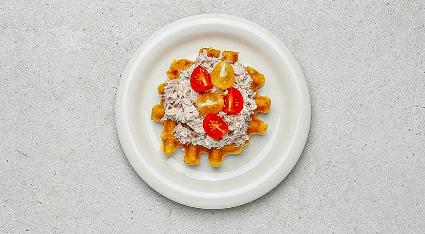 Чафли с тунцом, красным луком и сельдереем