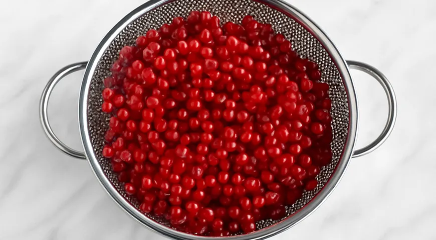 Красная смородина, перетертая с сахаром на зиму