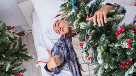 Не простая закуска: названы 4 продукта на новогоднем столе, которые помогут смягчить похмелье