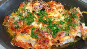 Минтай запечённый с луком, морковью и сыром