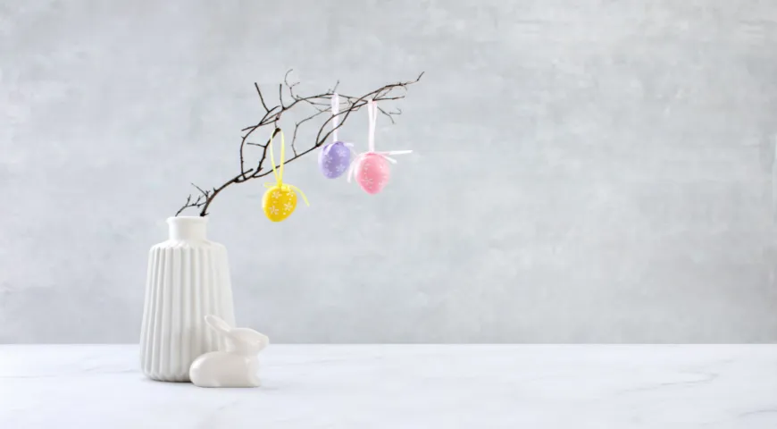 Самое простое домашнее пасхальное дерево, для которого можно использовать декоративные яйца и разноцветные ленты