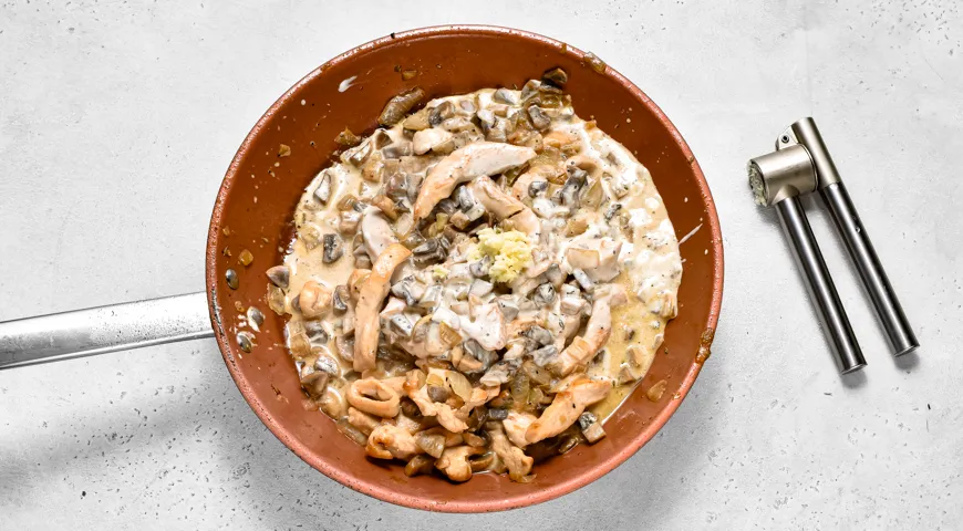 Курица с шампиньонами в сметане на сковороде