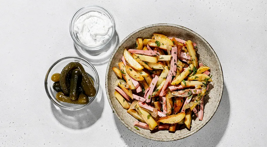 Жаренная картошка с колбасой на сковороде