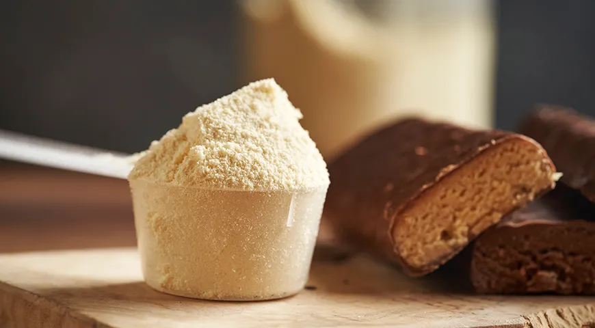 В основе протеиновых батончиков — белковый компонент (сывороточный, казеиновый, соевый, гороховый, яичный протеин или их микс)