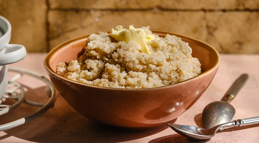 Рекомендуемая суточная норма потребления ячневой каши на воде для взрослых — 150–250 граммов готового блюда