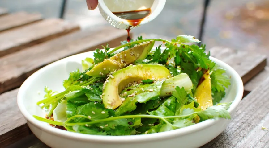 Соевым соусом можно полить свежие овощи и зелень, которые не нужно перемешивать